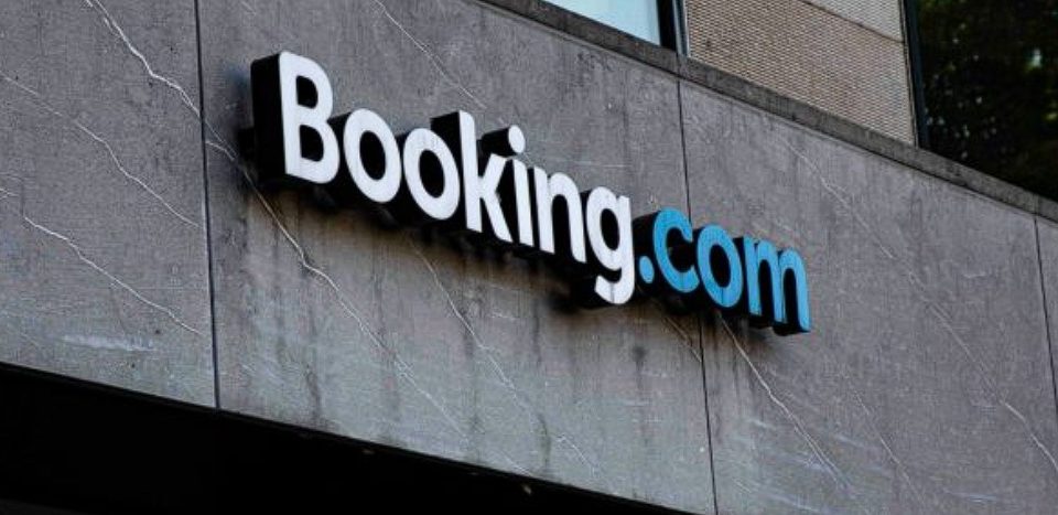 استخدام الذكاء الاصطناعي في مكافحة الاحتيال عبر الإنترنت: تجربة Booking.com