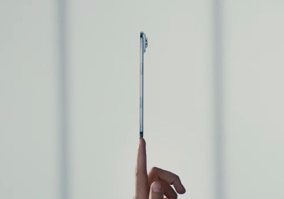 مساعدة ، لقد سحرت من قبل iPhone Air