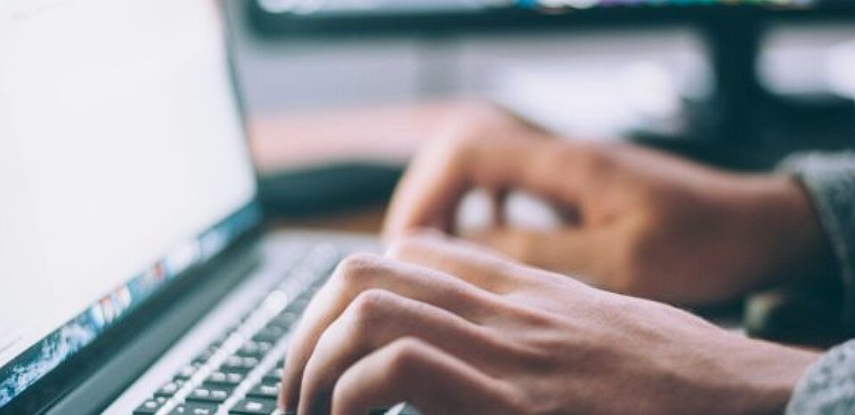 مواجهة المعلومات المضللة باستخدام الذكاء الاصطناعي