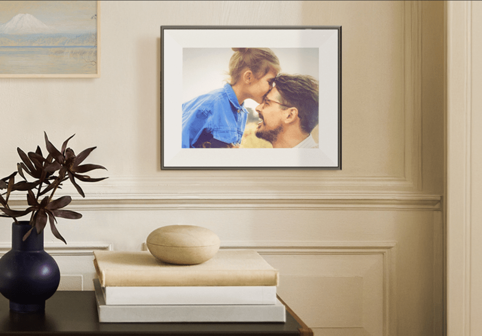 تقدم Aura إطار صور رقمي بالحبر الإلكتروني بقيمة 499 دولارًا يتيح لك العمل لاسلكيًا