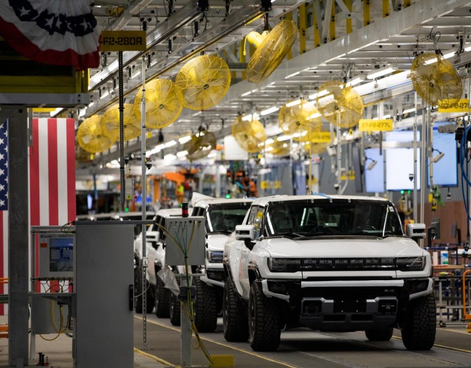 تقوم جنرال موتورز بخفض عدد الآلاف من عمال مصانع السيارات الكهربائية والبطاريات