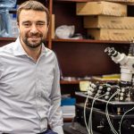 فريق يطور نموذج أولي لجهاز كمبيوتر مصمم لجعل الذكاء الاصطناعي أكثر كفاءة