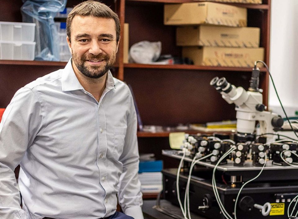 فريق يطور نموذج أولي لجهاز كمبيوتر مصمم لجعل الذكاء الاصطناعي أكثر كفاءة