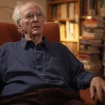 فيليب بولمان يهاجم “الشرّ الخفي”.. مطالب بتحديث قوانين حقوق النشر لمواجهة استغلال الذكاء الاصطناعي لمحتوى الكتّاب