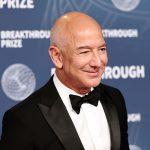 يتنبأ بيزوس بأن الملايين سيعيشون في الفضاء قريبًا