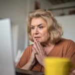 يضيف تطبيقا WhatsApp وMessenger تحذيرات جديدة لمساعدة كبار السن على تجنب عمليات الاحتيال عبر الإنترنت