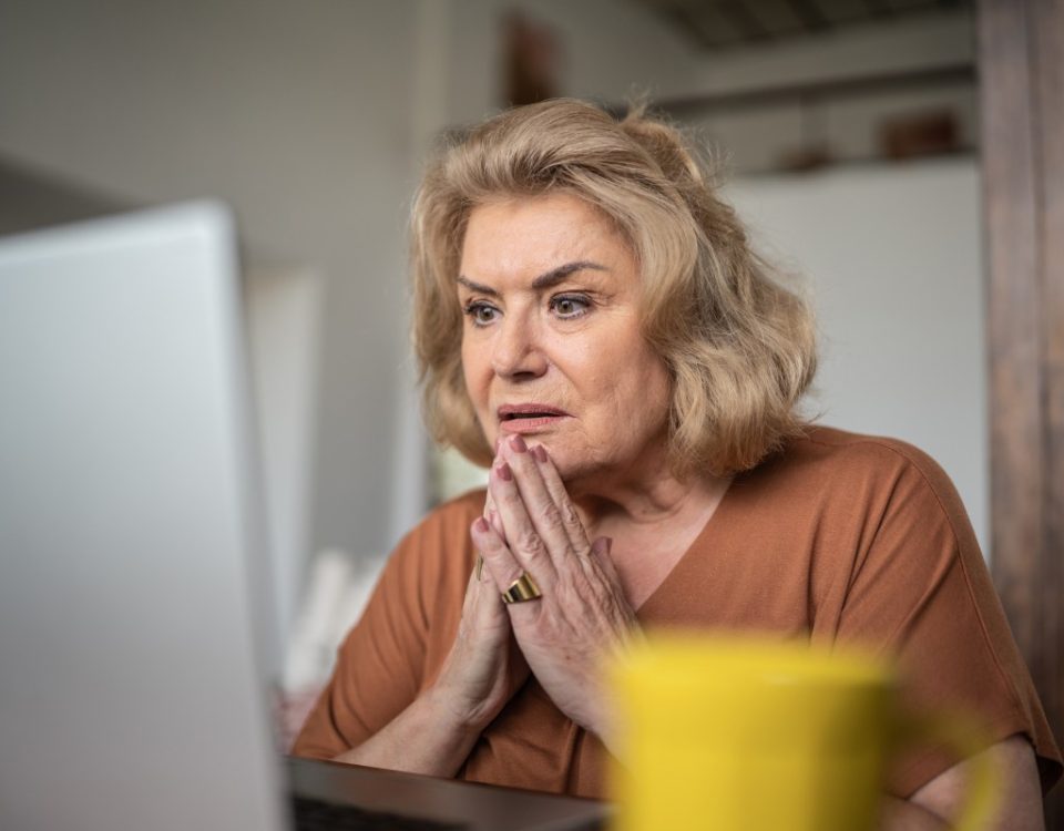 يضيف تطبيقا WhatsApp وMessenger تحذيرات جديدة لمساعدة كبار السن على تجنب عمليات الاحتيال عبر الإنترنت