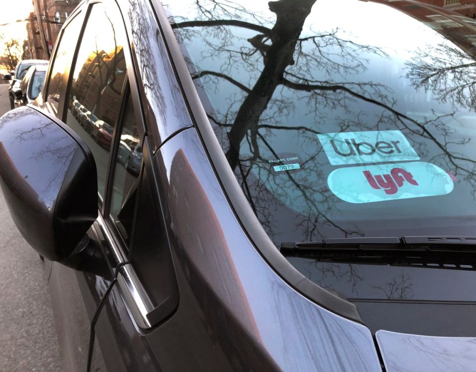 يوقع Newsom بيل يمنح سائقي Uber و Lyft في كاليفورنيا الحق في الاتحاد