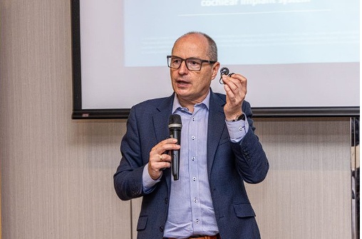 Cochlear تطلق أول زرعة قوقعية ذكية تعمل بتقنيات الذكاء الاصطناعي داخل جسم الإنسان