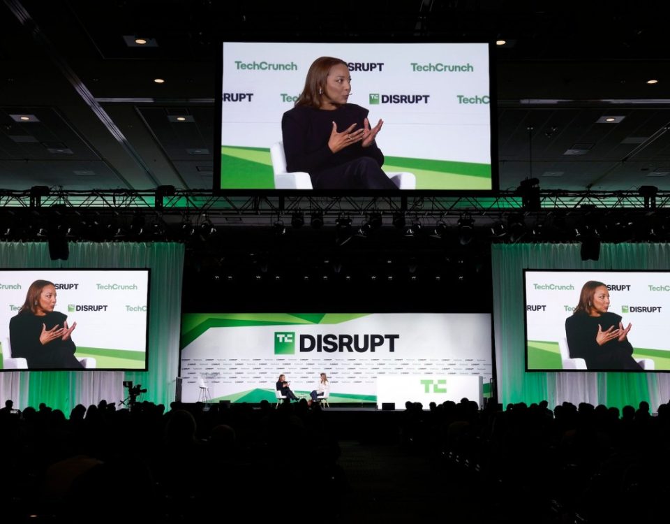 TechCrunch Mobility: كل ما قيل داخل وخارج المسرح في TechCrunch Disrupt 2025