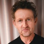 أليكس وينتر: الشهرة، الذكاء الاصطناعي، وإعادة لم الشمل مع كيانو ريفز