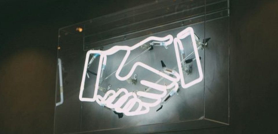 إعادة هيكلة تاريخية: OpenAI تؤسس كياناً خيرياً وتعيد تعريف شراكتها مع مايكروسوفت