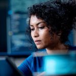 الذكاء الاصطناعي سيقلل عدد الموظفين بمقدار ثلثين، وفقًا لرئيس شركة التجزئة