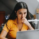 الذكاء الاصطناعي يُعيد تشكيل عالم الإعلان: تخصص ذكي أم تدخل مزعج؟