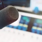 تحول تاريخي في صناعة الموسيقى: وارنر ميوزك توقع صفقة ترخيص مع منصة يوديو للذكاء الاصطناعي بعد تسوية قضائية