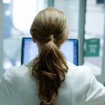 تقرير يكشف افتقار المستشفيات إلى التمويل الكافي لحوكمة الذكاء الاصطناعي