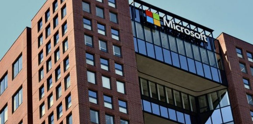 رهان مايكروسوفت القادم في الذكاء الاصطناعي: إنشاء “ذكاء فائق إنساني”