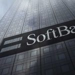 عودة سوفت بنك: هل تعزز الشراكات في الذكاء الاصطناعي القيمة الاقتصادية أم تعيد تدوير الأموال؟