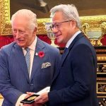 ملك بريطانيا يحذر من مخاطر الذكاء الاصطناعي خلال تسليم جائزة الملكة إليزابيث