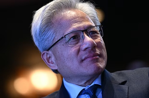 NVIDIA تخطو خطوة استراتيجية: ترخيص تقنية جروق للذكاء الاصطناعي في ظل اشتداد المنافسة على الشرائح المتطورة