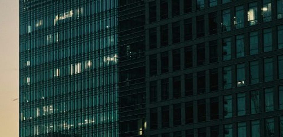 استراتيجية الذكاء الاصطناعي في جيه بي مورجان تشيس: رهان بقيمة 18 مليار دولار يُثمر مع مفارقات عميقة | تقرير تحليلي