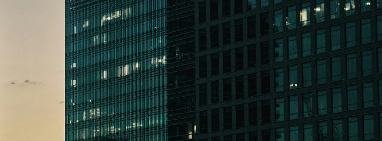 استراتيجية الذكاء الاصطناعي في جيه بي مورجان تشيس: رهان بقيمة 18 مليار دولار يُثمر مع مفارقات عميقة | تقرير تحليلي