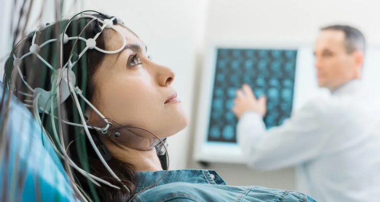 الذكاء الاصطناعي يثير جدلاً علمياً: هل تُضعف أدوات التشغيل المتقدمة مهارات التفكير البشري؟