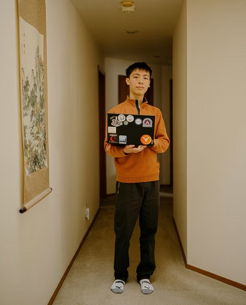 المراهقون يُديرون شركات الذكاء الاصطناعي: جيل جديد من الرواد