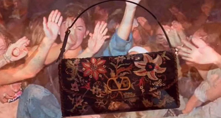 انتقادات لدار الأزياء الإيطالية فالنتينو بسبب إعلانات حقائب مصنوعة بالذكاء الاصطناعي