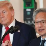 ترامب يفتح الباب أمام Nvidia: بيع رقائق الذكاء الاصطناعي المتقدمة H200 للصين بشروط في قرار مثير يُعيد تشكيل معادلة التنافس التكنولوجي الجيوسياسي، أعلن الرئيس الأمريكي دونالد ترامب عن منح الضوء الأخضر لشركة Nvidia العملاقة لبيع رقائق الذكاء الاصطناعي المتقدمة من طراز H200 لعملاء “معتمدين” في الصين. يأتي القرار بعد ضغوط مكثفة من القطاع الصناعي ويحمل شروطاً مالية وأمنية تهدف إلى موازنة المصالح الاقتصادية مع المخاوف الأمنية. تفاصيل القرار: فتح السوق مقابل حصة من الإيرادات أعلن ترامب القرار عبر منشور على وسائل التواصل الاجتماعي، مؤكداً على حماية الأمن القومي الأمريكي والاحتفاظ بالريادة في مجال الذكاء الاصطناعي. يُلحق القرار شرطاً مالياً غير مسبوق، حيث أوضح ترامب أن 25% من إيرادات Nvidia من هذه المبيعات في الصين ستدفع للحكومة الأمريكية كـ “رسوم”. يأتي هذا القرار بعد شهرين من إلغاء ترامب الحظر المفروض على بيع الرقائق المتقدمة للصين في يوليو، والذي كان يشترط آنذاك نسبة 15% فقط. رد فعل Nvidia: توازن “رائع لأمريكا” رحبت Nvidia، الشركة الأكثر قيمة في العالم والرائدة في صناعة الرقائق، بالقرار واصفة إياه بأنه “توازن مدروس ورائع لأمريكا”. وأوضحت الشركة أن بيع رقائق H200 سيكون حصرياً للعملاء التجاريين المعتمدين والذين يتم فحصهم من قبل وزارة التجارة الأمريكية، في محاولة لطمأنة المشرعين المطلعين على الشؤون الأمنية. الخلفية الجيوسياسية: شد الحبال بين واشنطن وبكين وجدت Nvidia نفسها في قلب الصراع التكنولوجي بين الولايات المتحدة والصين. فقد مُنعت سابقاً من بيع رقائقها الأكثر تطوراً (مثل سلسلة Blackwell) لبكين بسبب مخاوف من استخدامها في تطبيقات عسكرية أو تعزيز التفوق الاستخباري الصيني. القرار الحالي يتعلق ببيع رقائق H200، التي تتأخر جيلاً كاملاً عن أحدث رقائق Blackwell، مما قد يُعطي الصين إمكانات متقدمة ولكن ليست في القمة المطلقة. تحذيرات الخبراء: تسليح الصين وسباق نادر لا يتوقف حذّر جنسن هوانغ، الرئيس التنفيذي لشركة Nvidia، سابقاً من أن الصين “على مقربة من الولايات المتحدة” في تطوير الرقائق، وأكد على ضرورة إتاحة التكنولوجيا عالمياً. من جهته، يرى الخبراء أن هذا القرار قد “يكسب الوقت” للولايات المتحدة للتفاوض مع بكين حول موارد الأتربة النادرة التي تهيمن الصين على معالجتها، وهي ضرورية لصناعة الإلكترونيات عالمياً. لكن الباحثين في مركز الأمن والتكنولوجيا الناشئة بجامعة جورجتاون يحذرون من أن جيش التحرير الشعبي الصيني يستخدم بالفعل الرقائق الأمريكية المتقدمة لتطوير قدرات عسكرية مدعومة بالذكاء الاصطناعي، مما يمنحها ميزة في ساحة المعركة. مستقبل التبعية: استقلال صيني رغم التراخيص على الرغم من أن الوصول إلى رقائق H200 سيفيد القطاع التكنولوجي الصيني، يتوقع المحللون أن بكين ستواصل مساعيها الحثيثة لتقليل الاعتماد على التكنولوجيا الأمريكية. وقد أظهرت ذلك سابقاً بتوجيه شركاتها التكنولوجية لرفض رقائق Nvidia الأقدم (طراز H20) وتشجيع شراء أشباه الموصلات المنتجة محلياً. تأثير السوق والخلاف السياسي المحتمل صعدت أسهم Nvidia بشكل طفيف عقب الإعلان، مما يعكس تفاؤل السوق بفتح قناة إيرادات كبيرة. ومع ذلك، من المتوقع أن يواجه هذا الترتيب معارضة من “الصقور” المهتمين بالأمن القومي في الكونجرس الأمريكي، الذين قد يرون فيه تنازلاً خطيراً يغذي قدرات منافس استراتيجي. صفقة تجارية بإمكانيات استراتيجية بعيدة المدى قرار ترامب يمثل مقايضة جريئة: فتح سوق صينية ضخمة أمام الصناعة الأمريكية لتعزيز الوظائف والريادة التكنولوجية، مقابل فرض رسوم وإبقاء البيع تحت رقابة أمنية مشددة. لكن الآثار طويلة المدى قد تشمل تسريع القدرات الصينية في الذكاء الاصطناعي وتطبيقاته، بينما تدفع بكين في الوقت ذاته بشكل أسرع نحو تحقيق الاكتفاء الذاتي في صناعة أشباه الموصلات، مما يعيد رسم خريطة القوى في واحدة من أكثر الصناعات استراتيجية في القرن الحادي والعشرين. هذا المحتوى تم باستخدام أدوات الذكاء الاصطناعي.