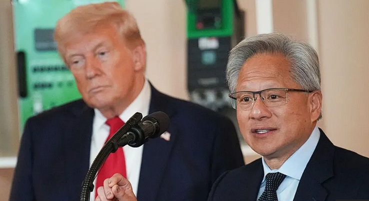 ترامب يفتح الباب أمام Nvidia: بيع رقائق الذكاء الاصطناعي المتقدمة H200 للصين بشروط في قرار مثير يُعيد تشكيل معادلة التنافس التكنولوجي الجيوسياسي، أعلن الرئيس الأمريكي دونالد ترامب عن منح الضوء الأخضر لشركة Nvidia العملاقة لبيع رقائق الذكاء الاصطناعي المتقدمة من طراز H200 لعملاء “معتمدين” في الصين. يأتي القرار بعد ضغوط مكثفة من القطاع الصناعي ويحمل شروطاً مالية وأمنية تهدف إلى موازنة المصالح الاقتصادية مع المخاوف الأمنية.  تفاصيل القرار: فتح السوق مقابل حصة من الإيرادات أعلن ترامب القرار عبر منشور على وسائل التواصل الاجتماعي، مؤكداً على حماية الأمن القومي الأمريكي والاحتفاظ بالريادة في مجال الذكاء الاصطناعي. يُلحق القرار شرطاً مالياً غير مسبوق، حيث أوضح ترامب أن 25% من إيرادات Nvidia من هذه المبيعات في الصين ستدفع للحكومة الأمريكية كـ “رسوم”. يأتي هذا القرار بعد شهرين من إلغاء ترامب الحظر المفروض على بيع الرقائق المتقدمة للصين في يوليو، والذي كان يشترط آنذاك نسبة 15% فقط.  رد فعل Nvidia: توازن “رائع لأمريكا” رحبت Nvidia، الشركة الأكثر قيمة في العالم والرائدة في صناعة الرقائق، بالقرار واصفة إياه بأنه “توازن مدروس ورائع لأمريكا”. وأوضحت الشركة أن بيع رقائق H200 سيكون حصرياً للعملاء التجاريين المعتمدين والذين يتم فحصهم من قبل وزارة التجارة الأمريكية، في محاولة لطمأنة المشرعين المطلعين على الشؤون الأمنية.  الخلفية الجيوسياسية: شد الحبال بين واشنطن وبكين وجدت Nvidia نفسها في قلب الصراع التكنولوجي بين الولايات المتحدة والصين. فقد مُنعت سابقاً من بيع رقائقها الأكثر تطوراً (مثل سلسلة Blackwell) لبكين بسبب مخاوف من استخدامها في تطبيقات عسكرية أو تعزيز التفوق الاستخباري الصيني. القرار الحالي يتعلق ببيع رقائق H200، التي تتأخر جيلاً كاملاً عن أحدث رقائق Blackwell، مما قد يُعطي الصين إمكانات متقدمة ولكن ليست في القمة المطلقة.  تحذيرات الخبراء: تسليح الصين وسباق نادر لا يتوقف حذّر جنسن هوانغ، الرئيس التنفيذي لشركة Nvidia، سابقاً من أن الصين “على مقربة من الولايات المتحدة” في تطوير الرقائق، وأكد على ضرورة إتاحة التكنولوجيا عالمياً. من جهته، يرى الخبراء أن هذا القرار قد “يكسب الوقت” للولايات المتحدة للتفاوض مع بكين حول موارد الأتربة النادرة التي تهيمن الصين على معالجتها، وهي ضرورية لصناعة الإلكترونيات عالمياً.  لكن الباحثين في مركز الأمن والتكنولوجيا الناشئة بجامعة جورجتاون يحذرون من أن جيش التحرير الشعبي الصيني يستخدم بالفعل الرقائق الأمريكية المتقدمة لتطوير قدرات عسكرية مدعومة بالذكاء الاصطناعي، مما يمنحها ميزة في ساحة المعركة.  مستقبل التبعية: استقلال صيني رغم التراخيص على الرغم من أن الوصول إلى رقائق H200 سيفيد القطاع التكنولوجي الصيني، يتوقع المحللون أن بكين ستواصل مساعيها الحثيثة لتقليل الاعتماد على التكنولوجيا الأمريكية. وقد أظهرت ذلك سابقاً بتوجيه شركاتها التكنولوجية لرفض رقائق Nvidia الأقدم (طراز H20) وتشجيع شراء أشباه الموصلات المنتجة محلياً.  تأثير السوق والخلاف السياسي المحتمل صعدت أسهم Nvidia بشكل طفيف عقب الإعلان، مما يعكس تفاؤل السوق بفتح قناة إيرادات كبيرة. ومع ذلك، من المتوقع أن يواجه هذا الترتيب معارضة من “الصقور” المهتمين بالأمن القومي في الكونجرس الأمريكي، الذين قد يرون فيه تنازلاً خطيراً يغذي قدرات منافس استراتيجي. صفقة تجارية بإمكانيات استراتيجية بعيدة المدى قرار ترامب يمثل مقايضة جريئة: فتح سوق صينية ضخمة أمام الصناعة الأمريكية لتعزيز الوظائف والريادة التكنولوجية، مقابل فرض رسوم وإبقاء البيع تحت رقابة أمنية مشددة. لكن الآثار طويلة المدى قد تشمل تسريع القدرات الصينية في الذكاء الاصطناعي وتطبيقاته، بينما تدفع بكين في الوقت ذاته بشكل أسرع نحو تحقيق الاكتفاء الذاتي في صناعة أشباه الموصلات، مما يعيد رسم خريطة القوى في واحدة من أكثر الصناعات استراتيجية في القرن الحادي والعشرين.  هذا المحتوى تم باستخدام أدوات الذكاء الاصطناعي.