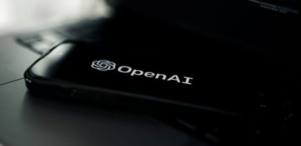 تكامل الذكاء الاصطناعي في المؤسسات: تحول OpenAI من التجريب إلى الاستخدام العملي العميق