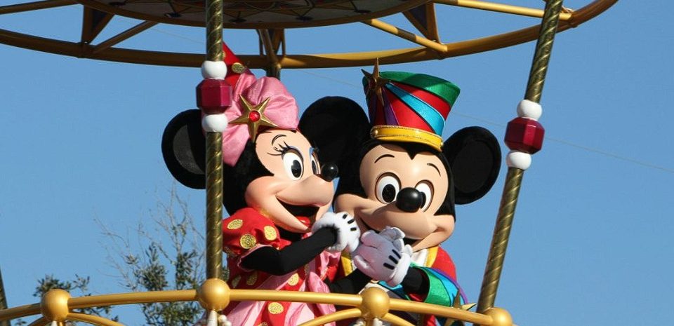 ديزني تدمج الذكاء الاصطناعي التوليدي في نموذج تشغيلها: استراتيجية ذكية لحماية الإبداع وتعزيز الإنتاجية