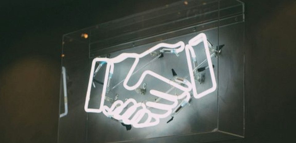 شراكة Accenture وAnthropic لتعزيز تكامل الذكاء الاصطناعي في المؤسسات