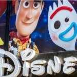 صفقة OpenAI و Disney بقيمة مليار دولار تثير قلقاً عميقاً في الصناعات الإبداعية حول مستقبل الإبداع والحقوق الرقمية