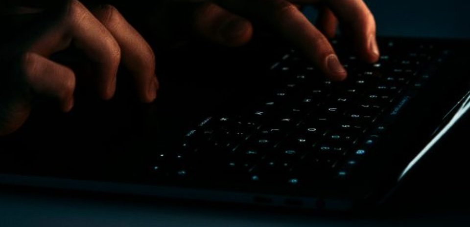 هجمات السيبرانية المدارة بالذكاء الاصطناعي: ما تحتاجه الشركات لمعرفته