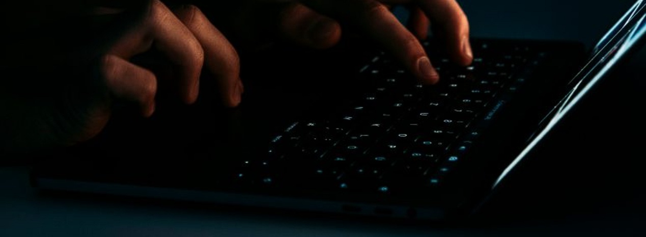 هجمات السيبرانية المدارة بالذكاء الاصطناعي: ما تحتاجه الشركات لمعرفته