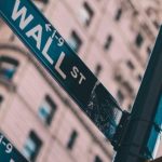 وول ستريت تدخل عصر الذكاء الاصطناعي: مكاسب إنتاجية كبيرة وإعادة هيكلة للقوى العاملة