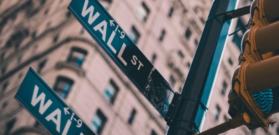 وول ستريت تدخل عصر الذكاء الاصطناعي: مكاسب إنتاجية كبيرة وإعادة هيكلة للقوى العاملة