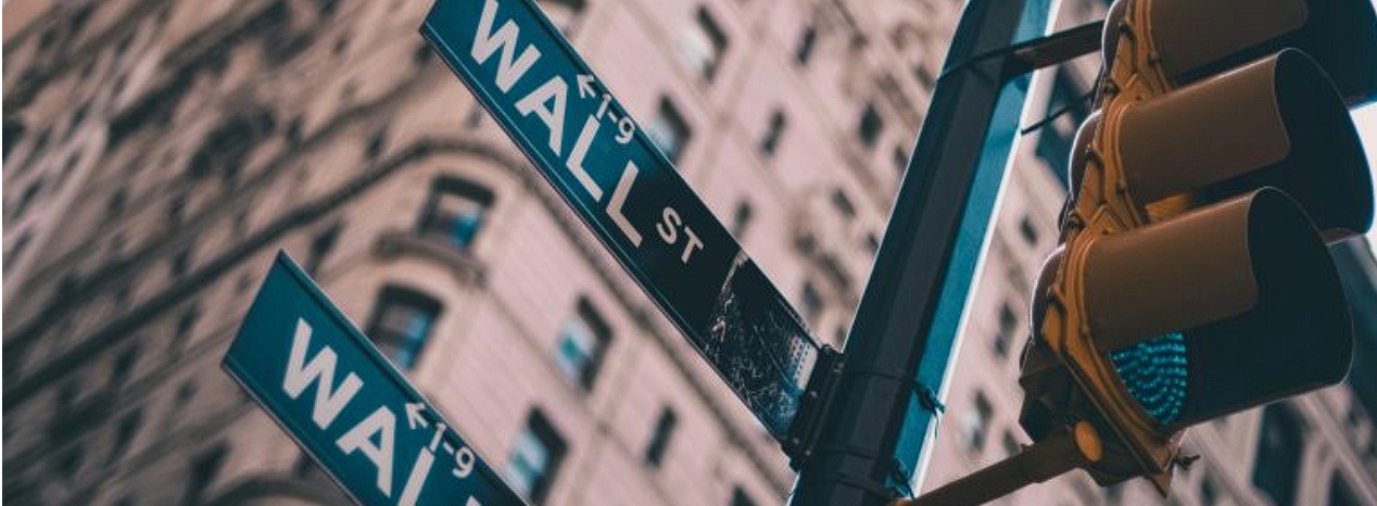 وول ستريت تدخل عصر الذكاء الاصطناعي: مكاسب إنتاجية كبيرة وإعادة هيكلة للقوى العاملة