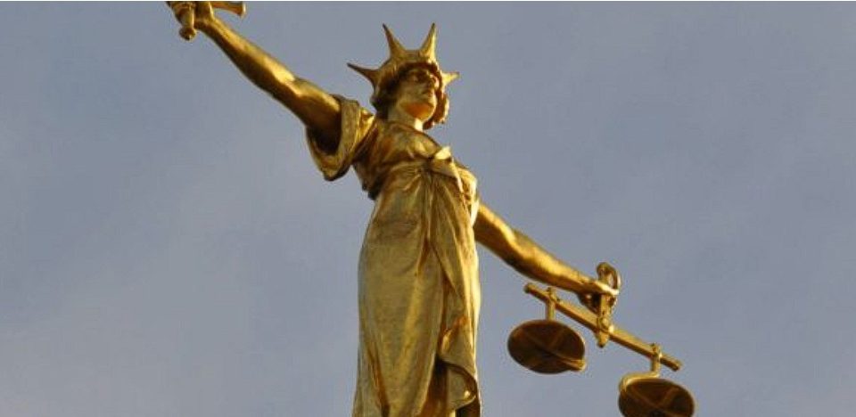 إعفاءات حكومية أم وضوح تشريعي؟ المعركة حول مستقبل الذكاء الاصطناعي في المهنة القانونية