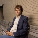 الفيزيائي الذي نادى البابا وإيلون ماسك لأمان الذكاء الاصطناعي