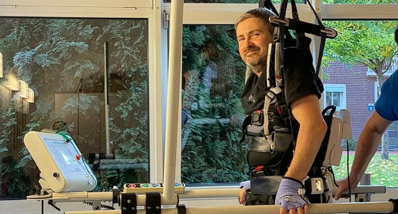 من الموجة المحطمة إلى الأمل الرقمي: كيف يساعد الذكاء الاصطناعي رجلاً مشلولاً على المشي مرة أخرى