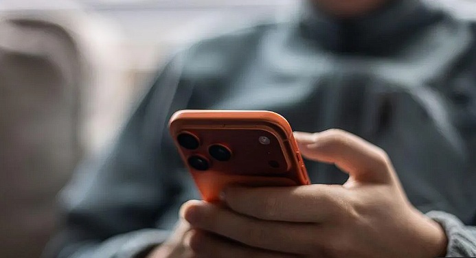 مواجهة الذكاء الاصطناعي الخبيث: بريطانيا تهدد بحظر “إكس” على خلفية صور “جروك” المُنشأة آلياً